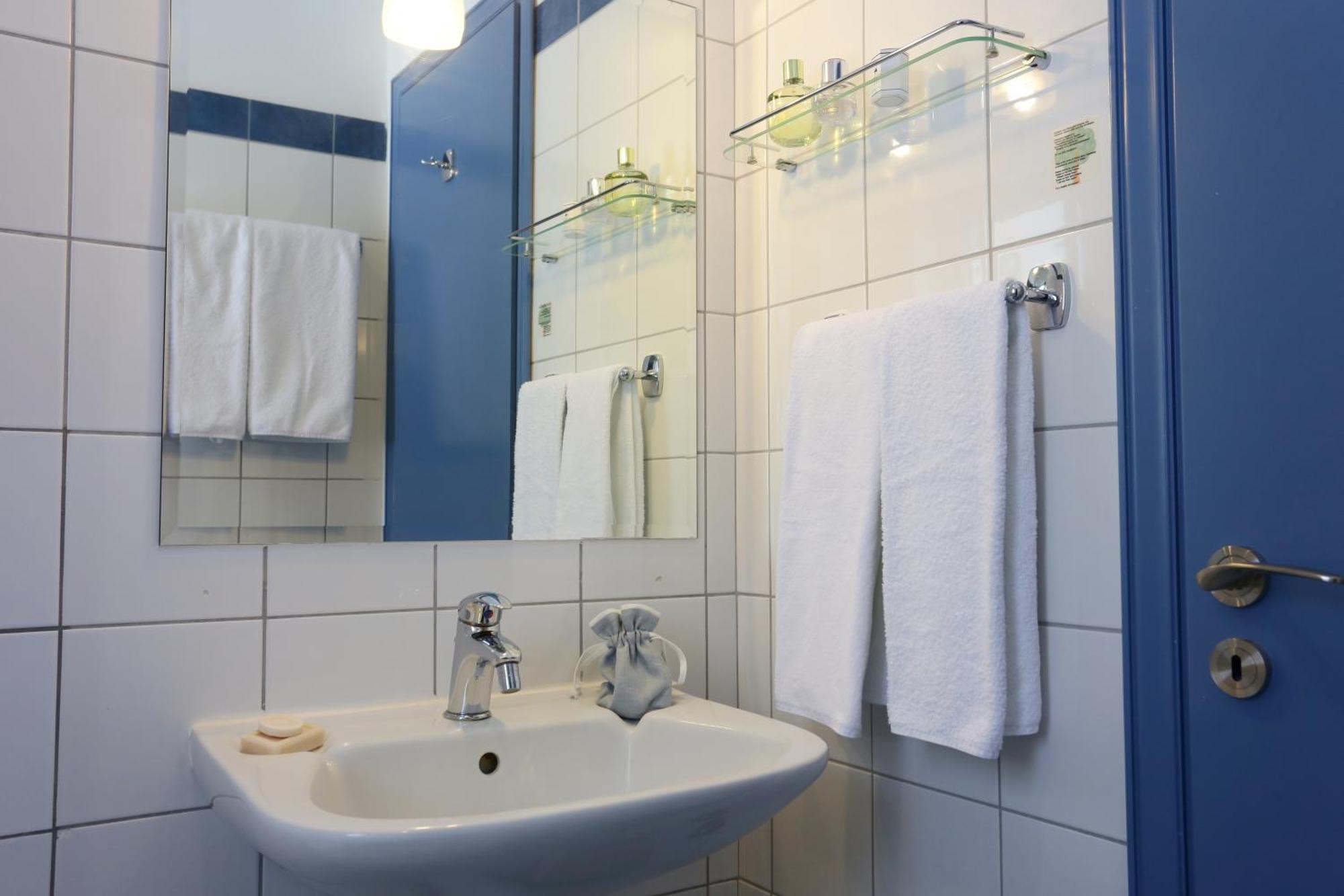 Eleonas Hotel Rovies Ngoại thất bức ảnh